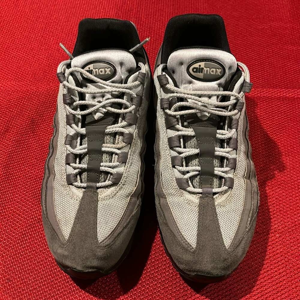 Nike Air Max 95’s Color Grey and Black Size 10.5